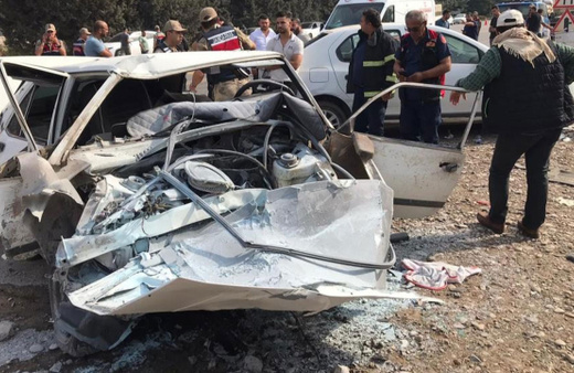Lastiği patlayan otomobil duvara çarptı: 1 ölü