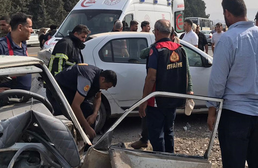 Hatay'da feci kaza! İki otomobil çarpıştı ölü ve yaralılar var