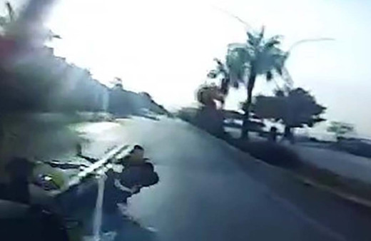 Motosiklet sürücüsü, halk otobüsünün altında kalarak can verdi: O anlar kamerada