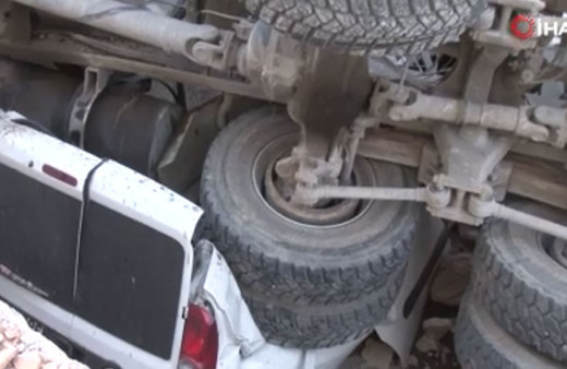 Beton mikseri park halindeki araçların üzerine devrildi! Hepsi ezildi feci görüntü