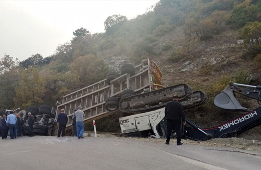 Çorum'da iş makinesi taşıyan tır devrildi, 2 kişi öldü!