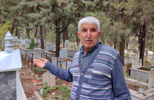 Babasının mezarından çiçek çalan hırsıza not bıraktı: Helal etmiyorum