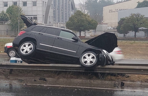Tekirdağ'da bariyere çarpan cip asılı kaldı