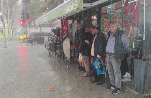 Sultangazi'de kısa süreli yağış etkili oldu, vatandaşlar zor anlar yaşadı