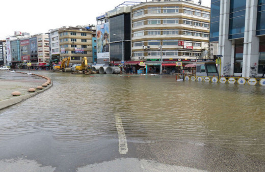 Kadıköy’de İSKİ’ye ait su borusu patladı