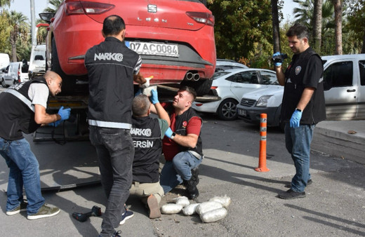 Mersin'de aracın tamponunda 8 kilo 736 gram esrar ele geçirildi