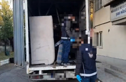 Evden eve akliyat yapılan kamyonette 25 kaçak göçmen yakalandı
