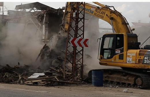 Adana Kozan'da depremde zarar gören evler yıkılıyor