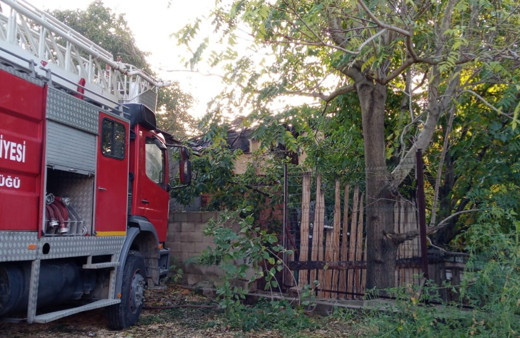 Bozüyük’te çıkan yangında 2 katlı müstakil ev alevlere teslim oldu