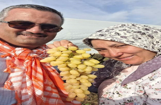 Son üzüm salkımıyla hatıra fotoğrafı