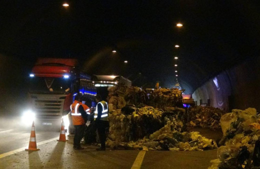 Tırın dorsesinden yola dökülen atık malzemeler ulaşımı aksattı