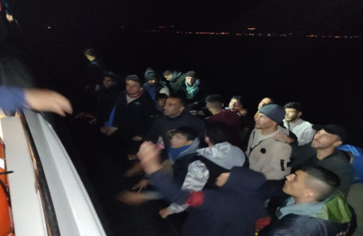 Ayvacık ve Ezine açıklarında 44 kaçak göçmen yakalandı