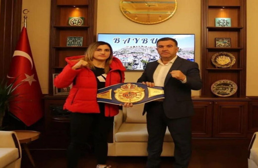 Dünya Boks Şampiyonu Vali Eldivan'la görüştü