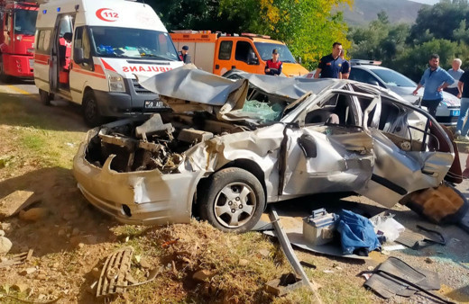 Aydın'da otomobil uçuruma devrildi! 5 kişi yaralandı!