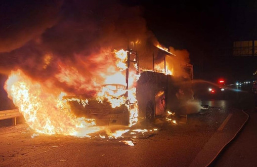 Canlarını zor kurtardılar, otobüs cayır cayır yandı!