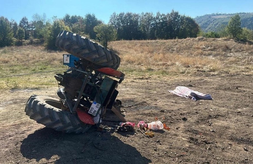 Devrilen traktörün altında hayatını kaybetti