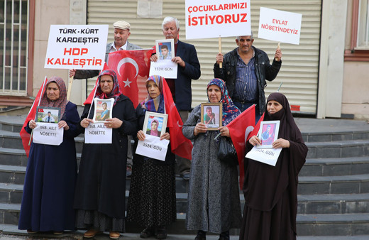 Diyarbakır annelerinin evlat nöbetine bir aile daha katıldı