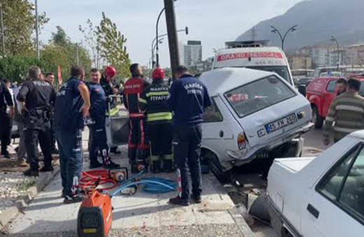 Manisa’da ambulansla otomobil çarpıştı: 2 kişi yaralandı