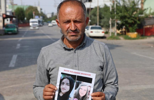 Niğdeli baba Adana'ya geldi elinde ilanla sokak sokak kayıp kızını ve arkadaşını arıyor