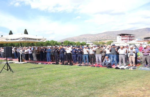 Manisa Salihli’de eller yağmur duası için açıldı