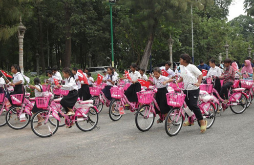 TİKA Kamboçya'daki öğrencilere 300 bisiklet hibe etti!