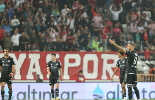 Beşiktaş, Antalyaspor deplasmanında ağır yara aldı