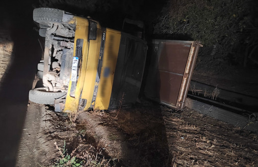 Adıyaman'da demir yüklü kamyon devrildi, 2 yaralı