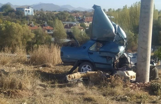 Beton direğe çarpan otomobilin yarısı yok oldu!