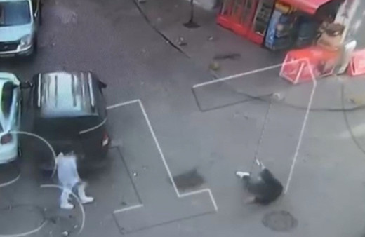 Beyoğlu'nda sokak ortasında silahlı çatışma görüntüleri dehşete düşürdü