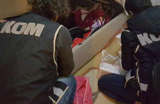 Öğretmenin evinden uyuşturucu ve silah çıktı!