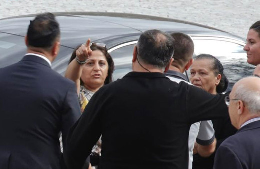 CHP Genel Başkanı Özgür Özel’e ilk gününde şok protesto: Kılıçdaroğlu sana ekmek yedirdi