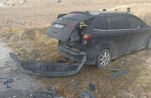 Çarpışan otomobiller hurdaya döndü: 8 kişi yaralı!