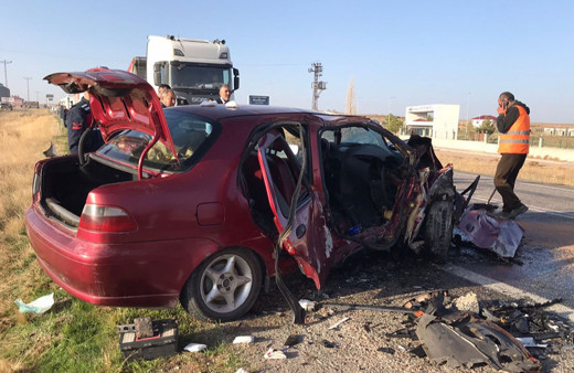Sivas'ta iki otomobil çarpıştı: 1 kişi öldü, 4 kişi yaralandı!