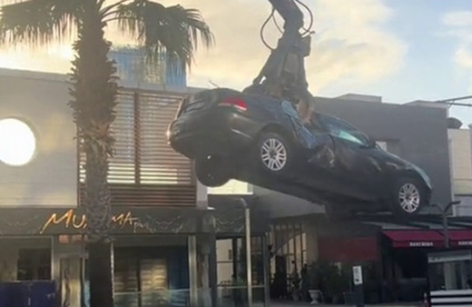 Ataşehir'de olay yaratan görüntü: "Dükkanının önüne park eden lüks araçları parçalattı"