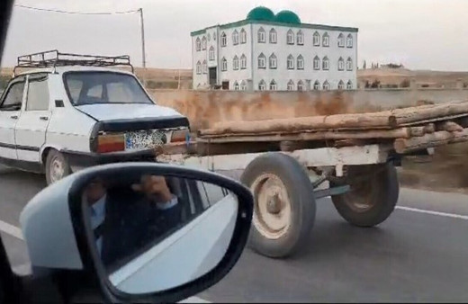 Adıyaman'da ilginç görüntü, trafikte otomobil at arabasını çekti