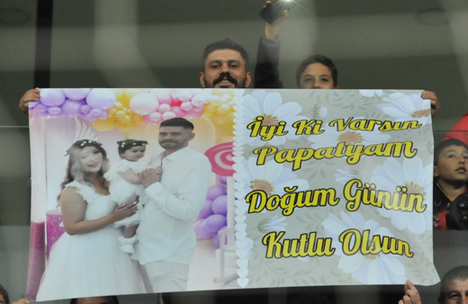 Kayserispor Alanyaspor maçında pankart, eşinin doğum günün kutladı