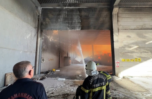 Kahramanmaraş’ta bir tekstil fabrikasının pamuk deposunda yangın çıktı