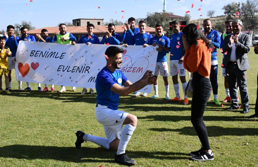 Erciyesspor orta saha oyuncusu sahada evlilik teklifi etti