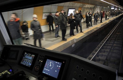 4. Levent Metro istasyonunda intihar girişimi! Bir kadın metronun önüne atladı