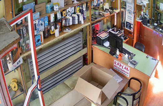 Bataryası bomba gibi patladı! İşte tamircideki korkunç anlar...