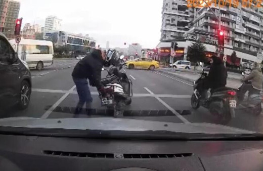Motosikletinin plakasını söktü, yoluna tek tekerlek ile devam etti