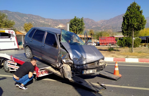 Aydın Buharkent’te 2 araç çarpıştı, 3 yaralı