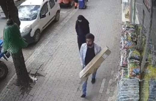 Bursa'da dükkandaki ısıtıcıyı kucakladı, yürüyerek uzaklaştı