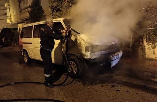 Karaman'da park halindeki minibüs motor kısmından alev alarak yandı