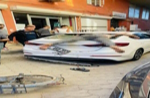 Mardin’de bisiklet sürücüsü otomobilin arka camına saplandı