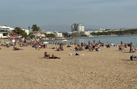 Aydın Didim'de vatandaşlar Kasım ayında denize girmenin keyfini yaşadı