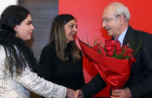 Özgür Özel koltuğu devralıyor! Kemal Kılıçdaroğlu pankartla karşılandı, personelle vedalaştı