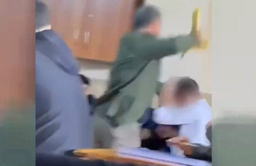 Lisede skandal! Öğretmen, öğrenciyi kitapla dövdü: Hocam dedikçe daha çok vuracağım