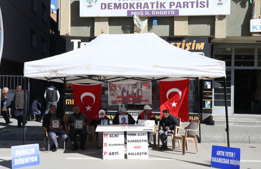 Muşlu aileler, HDP önündeki eylemlerine devam ediyor