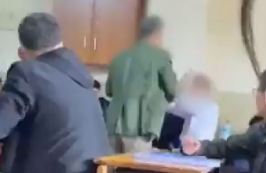 İstanbul'da bir öğretmen, öğrencisini kitapla dövdü diğer öğrenciler gizlice kameraya aldı